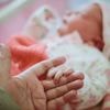 Groenlandse vrouw moet baby uur na geboorte afstaan door verboden test