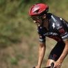 Tour de France 2025 : Julian Alaphilippe chipe une pancarte à une spectatrice pour se protéger du froid