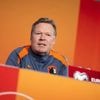 Tranen bij Koeman na promotie van zijn zoon: 'Denk dat het de leeftijd is'