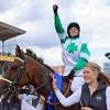 Nina Baltromei gewann als erste Frau das Galopp-Derby : „Man muss wirklich viel dafür tun, damit man sich mit den Männern messen kann“