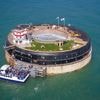 Luxueus fort met helikopterplatform en rol in ‘Doctor Who’ zoekt koper voor 1,7 miljoen euro