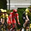 Jonge Belg glipt mee in vlucht van de dag, ploeg van Pidcock bepaalt tempo in peloton