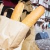De baguette is heilig in Frankrijk, maar toch barst debat los over ideale lengte: “Er wordt te veel weggegooid”
