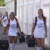 Red Panthers komen aan in stadion voor hun halve finale, bij winst wacht topfavoriet Nederland