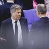 Merz verhält sich auch ganz schön peinlich: Mit seiner Kritik an Habeck trifft sich der Kanzler selbst