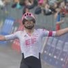 Na een ware nagelbijter: Kasper Asgreen houdt jagende Wout van Aert en peloton af en wint vanuit de vroege vlucht