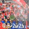 PSV-spelers zijn gearriveerd bij Philips Stadion en tonen schaal aan uitzinnige supporters