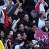 VIDEO. Nouveau pape élu par le conclave : scènes de liesse sur la place Saint-Pierre au moment où la fumée blanche apparaît au Vatican