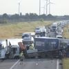 Vier vrachtwagens en auto botsen op E19 in Loenhout: snelweg volledig versperd