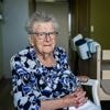 Germaine (104) schittert als fierste inwoner van het rusthuis: “Ze kennen mij hier als de ‘spekkenmadame’”