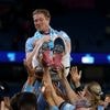 Kevin De Bruyne neemt afscheid van City-publiek en krijgt standbeeld bij stadion