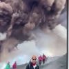 En Italie, l'Etna se réveille et oblige les touristes à s'enfuir en raison d'une immense colonne de cendres, de gaz et de roches