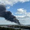Brand im Hamburger Hafen: Explosionen in Lagerhalle lösen Großeinsatz aus – mehrere Menschen sind verletzt