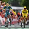 Veel valpartijen in de Tour de France Femmes. Ligt dat aan de snelheden, het parcours of gebrek aan respect?