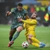 Micky van de Ven en Spurs nog niet in de problemen, Antony scoort op fraaie wijze voor Betis