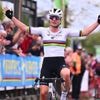 “Leuk om regenboogtrui toch nog te kunnen eren”: Lotte Kopecky pakt ritzege en leiderstrui in Ronde van de Ardèche