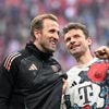 Bayern-spits Kane (31) dolblij na eerste prijs in zijn carrière: 'Heeft lang geduurd'