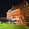 Auto rijdt woning binnen in Budel terwijl bewoners voetbal kijken, politie vindt lachgas