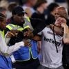 Football. Des fans de West Ham tentent d’envahir le terrain contre Chelsea, les stadiers s’interposent
