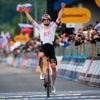 Na een ware nagelbijter: Kasper Asgreen houdt jagende Wout van Aert en peloton af en wint vanuit de vroege vlucht