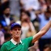 Jannik Sinner overtuigend naar laatste 16, Alcaraz dendert door in Parijs