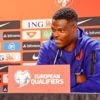 Dumfries nadert Oranjerecord Koeman: ‘Hij neemt niet eens penalty’s’