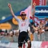 Kasper Asgreen houdt jagende peloton met Olav Kooij net achter zich in Giro, klassement op de schop door val