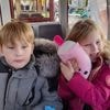 Halfbroer van vermiste Jeffrey (10) en Emma (8) doet emotionele oproep: “Wij zijn ten einde raad. Blijf alsjeblieft zoeken”