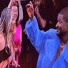 KIJK. Usher wil fan sensueel kersen voederen, maar ze blijkt allergisch