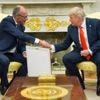 Gastgeschenk im Weißen Haus: Merz schenkt Trump Geburtsurkunde seines deutschen Vorfahren