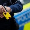 Mit geballten Fäusten: Im Ohr verbissen: Randalierer verletzt drei Polizisten