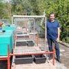 Imker Guy (54) beschermt zijn bijen tegen Aziatische hoornaars met... elektrische harpen: “Ik heb dit in 14 jaar nog nooit meegemaakt”