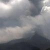 Italie : le volcan Etna entre en éruption, une épaisse fumée se dégage