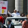 Live inauguratie | Paus Leo XIV komt aan in 'pausmobiel' en groet bezoekers