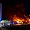 91 Einsatzkräfte löschen Feuer: 36 Transporter brennen – Polizei prüft Brandanschlag