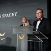 Van wangedrag beschuldigde Kevin Spacey geeft vurige speech na ontvangst van prijs op filmfestival van Cannes: “Ik sta nog altijd overeind”