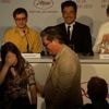KIJK | Sterren zingen jarige dochter van regisseur in Cannes toe