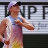 French Open: Iga Swiatek beats Elena Rybakina and extends her bid for a 4th title in a row