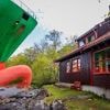 Vor Wohnzimmer gestrandet: Containerschiff steckt nach Beinahe-Katastrophe tagelang fest