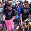 In beeld | Giro-peloton staat vóór slotrit stil bij overlijden vrouw Gesink