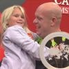 Michael van Gerwen viert eerste toernooizege sinds 2023 met dochtertje: “We weten allemaal wat ik meegemaakt heb”