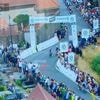 Tour de France. L’image surréaliste de spectateurs debout sur des tombes pour assister à la 2e étape