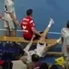 Witziger Handball-Moment - Co-Trainer reißt den eigenen Spieler um