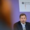 Finanzen: Klingbeils Pläne: Zwei Haushalte, 170 Milliarden Schulden
