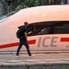 Man wordt geëlektriseerd als hij op Duitse trein klimt om selfie te nemen