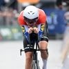 Nederlands kampioen Daan Hoole verrast met indrukwekkende tijdritzege in Giro d’Italia