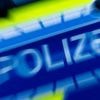 Mann auf Drogen wirft Koffer gegen Fahrzeuge : Polizist bei Festnahme in Berlin-Lichtenberg verletzt