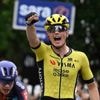 Olav Kooij sprint eindelijk naar ritzege in Giro na fraai duel met Casper van Uden