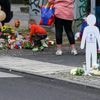Nach Tod von Zweijährigem in Lichtenberg: Dutzende Menschen nehmen an Mahnwache an Unfall-Zebrastreifen teil
