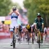 Wiebes klopt nieuwe geletruidrager Vos in derde Tour-rit, Vollering hard ten val